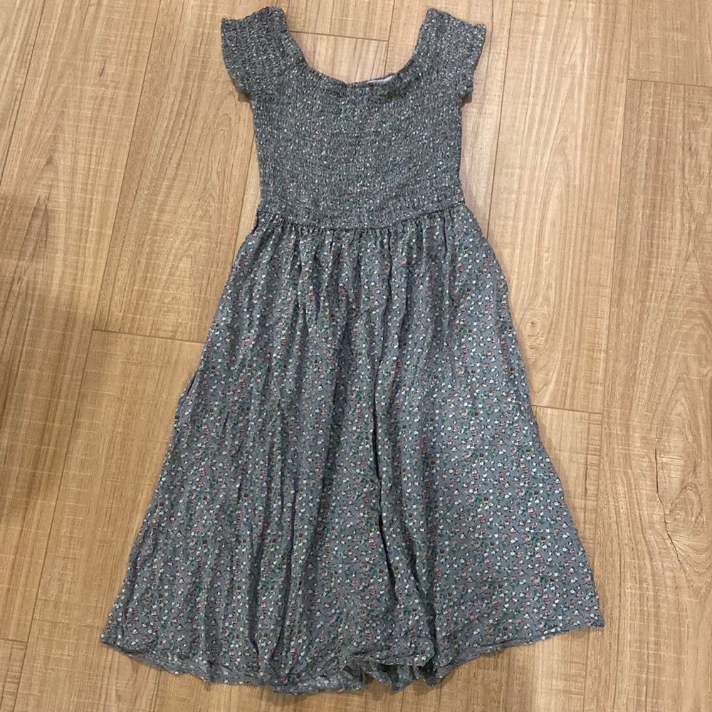 Suzy Shier Rouged and Flowy Floral Dress Size Small.